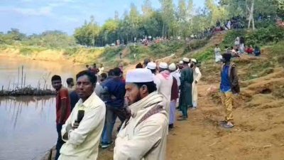 ভোগাই নদীতে উদ্ধার কাজের সময় পাড়ে স্থানীয়দের ভিড়