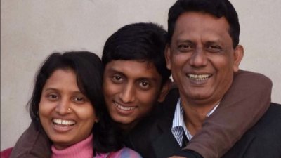 মা-বাবার সঙ্গে তাজবীর হোসেন শিহান