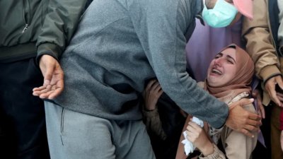দেইর আল বালাহ এলাকায় ইসরায়েলি হামলায় নিহত ফিলিস্তিনির স্বজনদের আহাজারি। ছবি: রয়টার্স।