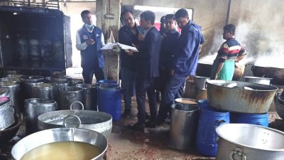 নোংরা পরিবেশে কালোজাম-চমচম-রসমালাই তৈরি, দেড় লাখ টাকা জরিমানা