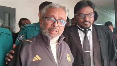 আদালতপাড়ায় সাংবাদিকদের উদ্দেশে কথা বলেন সাবেক এমপি আসাদুজ্জামান আসাদ