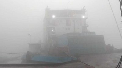 ঘন কুয়াশায় ফেরি চলাচলে বিঘ্ন
