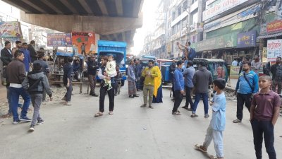 শ্রমিকরা অবরোধ করে রাখায় মহাসড়কে যান চলাচল বন্ধ হয়ে উভয় পাশে দীর্ঘ যানজট লেগে আছে