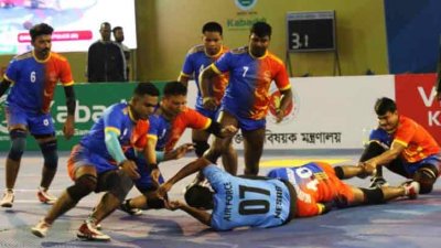 সেমিফাইনালে লড়াইয়ের একটি মুহূর্ত