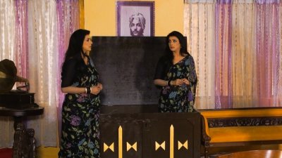 নাটকের একটি দৃশ্যে দু’জন মৌ