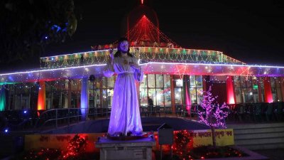 বড়দিন উপলক্ষে রাজধানীর একটি গির্জায় আলোক সজ্জা, ছবি: নাসিরুল ইসলাম
