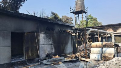 পুড়ে যাওয়া এম অ্যান্ড ইউ ট্রিমস (বোতাম) তৈরির কারখানা