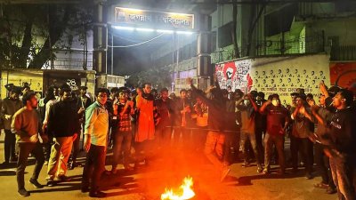 বিশ্ববিদ্যালয়ের প্রধান ফটকের সামনে টায়ার জ্বালিয়ে এ বিক্ষোভ কর্মসূচি পালন করেন ছাত্রদলের নেতাকর্মীরা