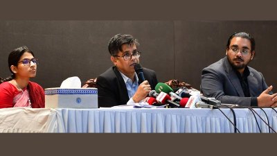 কথা বলছেন প্রধান উপদেষ্টার প্রেস সচিব শফিকুল আলম