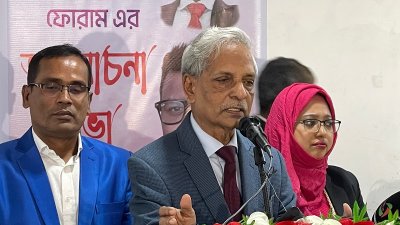 বক্তব্য দিচ্ছেন নিতাই রায় চৌধুরী
