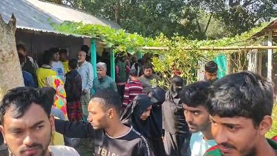 ঘটনাস্থলে স্থানীয়রা