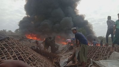 রোহিঙ্গা ক্যাম্পে আগুন