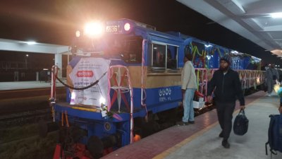 পৌনে ৩ ঘণ্টা দেরিতে রাত ২টা ৪৪ মিনিটে ট্রেনটি খুলনা স্টেশনে পৌঁছে