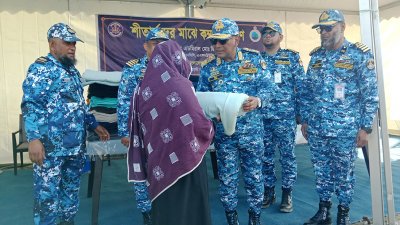 শীতার্তদের মাঝে কোস্টগার্ড প্রধানের শীতবস্ত্র বিতরণ