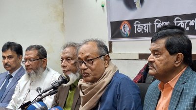 আলোচনা সভায় কথা বলছেন  ড. আসাদুজ্জামান রিপন