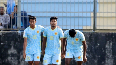 সতীর্থদের সঙ্গে সুমন রেজা (বাম থেকে দ্বিতীয়, ২০ নম্বর জার্সি)।