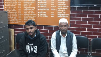 বৈষম্যবিরোধী ছাত্র আন্দোলনের সহসমন্বয়ক খালেদ হাসানের সঙ্গে তার বাবা