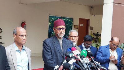 পিলখানা হত্যাকাণ্ডের ঘটনা পুনঃতদন্তে গঠিত স্বাধীন কমিশনের প্রথম বৈঠক শেষে সাংবাদিকদের সঙ্গে বলছেন কমিশনের সভাপতি