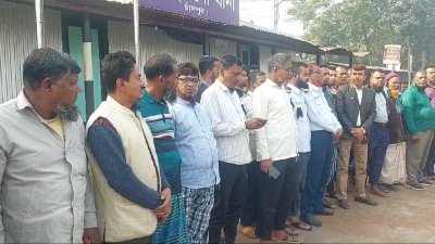 হত্যাকাণ্ডের পরপরই নৌযানের শ্রমিকরা মানববন্ধন করে আল্টিমেটাম দেন