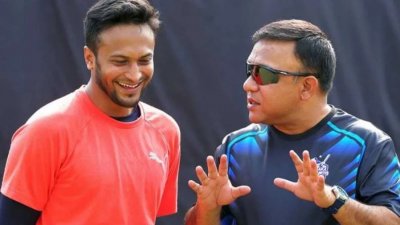 সাকিব আল হাসান ও খালেদ মাহমুদ সুজন। ছবি-সংগৃহীত।
