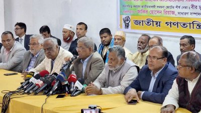 আলোচনা সভায় বক্তব্য রাখছেন মির্জা ফখরুল ইসলাম আলমগীর