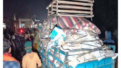 বরিশাল শিক্ষা প্রকৌশল অধিদফতরের পুরোনো নথিপত্র নিয়ে যাওয়া দুটি ট্রাক আটক করে পুলিশের কাছে সোপর্দ করেছে স্থানীয় জনতা