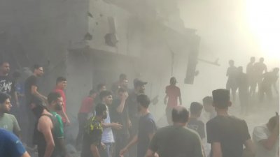 ইসরায়েলি অভিযানের পর বিধ্বস্ত হাসপাতালের বাইরে ফিলিস্তিনিরা। ছবি: আনাদলু।