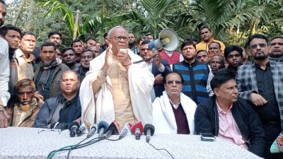 নিহত ফায়ার ফাইটার নয়নের বাড়িতে গিয়ে বক্তব্য দেন রুহুল কবির রিজভী