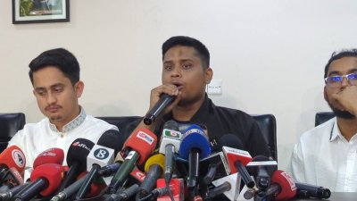 সংবাদ সম্মেলনে কথা বলছেন হাসনাত আবদুল্লাহ