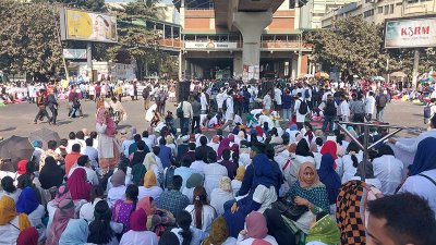 শাহবাগ মোড়ে অবরোধ করছে ট্রেইনি চিকিৎসকরা (ছবি: নাসিরুল ইসলাম)