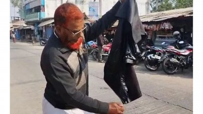 জয়পুরহাটের ক্ষেতলাল উপজেলায় নিজের মুজিব কোট পুড়িয়ে দল থেকে পদত্যাগের ঘোষণা দিয়েছেন আওয়ামী লীগের এক নেতা