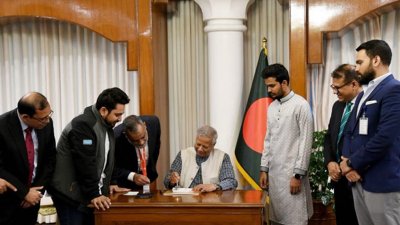 ‘তারুণ্যের উৎসব ২০২৫’ এর উদ্বোধনী খামে স্বাক্ষর করেছেন প্রধান উপদেষ্টা