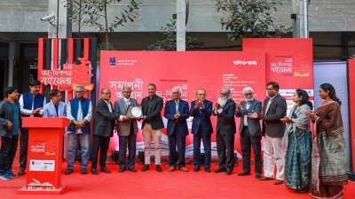 বণিক বার্তা ও ঢাকা বিশ্ববিদ্যালয়ের ব্যবসায় শিক্ষা অনুষদের  উদ্যোগে নন-ফিকশন বইমেলার সমাপনী অনুষ্ঠানে আইন উপদেষ্টা আসিফ নজরুল