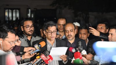 রাষ্ট্রীয় অতিথি ভবন যমুনার সামনে জরুরি ব্রিফিংয়ে কথা বলছেন প্রেস সচিব শফিকুল আলম
