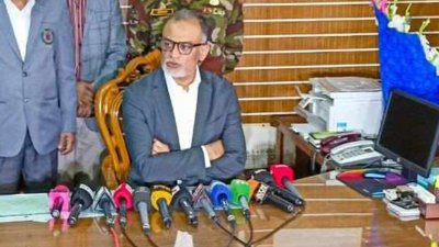 মতবিনিময় সভা সভা শেষে সাংবাদিকদের প্রশ্নে জবাব দেন   বাণিজ্য উপদেষ্টা শেখ বশিরউদ্দীন