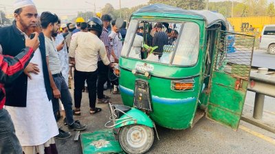 দুর্ঘটনাকবলিত অটোরিকশা