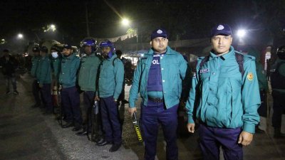 থার্টি ফার্স্ট নাইটকে কেন্দ্র করে শাহবাগে পুলিশের চেকপোস্ট (ছবি: নাসিরুল ইসলাম)