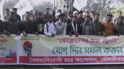 সকালে শহীদ মিনার এলাকায় বিভিন্ন জেলার শিক্ষার্থীরা