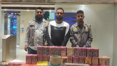 পুলিশের হেফাজতে গ্রেফাতর ব্যক্তি