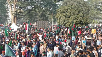 শহীদ মিনারে ছাত্র-জনতা। ছবি: সাজ্জাদ হোসেন
