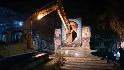 বঙ্গবন্ধু ও জাতীয় চার নেতার ম্যুরাল গুঁড়িয়ে দেওয়া হয়েছে