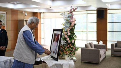 ভারতীয় হাইকমিশনে গিয়ে প্রয়াত প্রধানমন্ত্রীর প্রতিকৃতিতে পুষ্পার্ঘ্য অর্পণ করেন প্রধান উপদেষ্টা