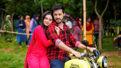 একটি দৃশ্যে বৃষ্টি ও ইরফান