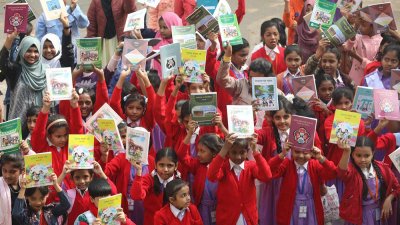 শিক্ষার্থীদের হাতে নতুন পাঠ্যপুস্তক (ফাইল ছবি)