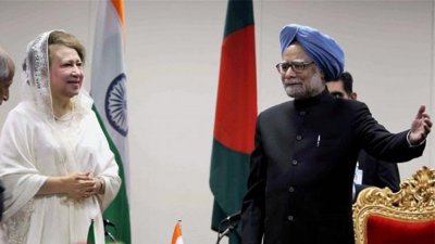 সেই ঘটনাবহুল দিল্লি সফরে ভারতের প্রধানমন্ত্রী মনমোহন সিংয়ের সঙ্গে খালেদা জিয়া, অক্টোবর ২০১২
