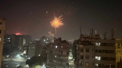 থার্টি ফার্স্ট নাইটে আকাশে আতশবাজি ও পটকা ফাটিয়ে উল্লাস। ছবি: সাজ্জাদ হোসেন