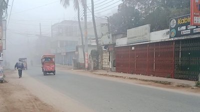 প্রয়োজন ছাড়া ঘরের বাইরে বের হচ্ছেন না মানুষজন