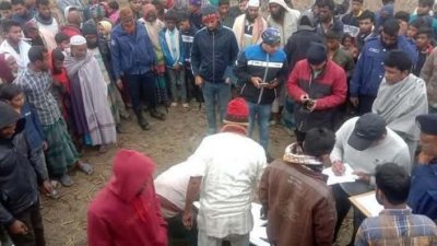 মরদেহের কাছে স্থানীয়দের ভিড়