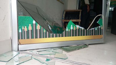 ৪০ লাখ টাকার মালামাল ও নগদ অর্থ লুট হয়েছে বলে প্রাথমিকভাবে জানা গেছে