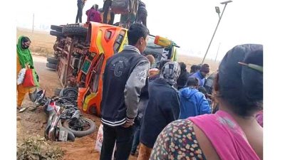 মহাদেবপুরে বাস-মোটরসাইকেলের মুখোমুখি সংঘর্ষ হয়